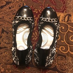 Adorable Dexflex comfort brand new tweed flats!
